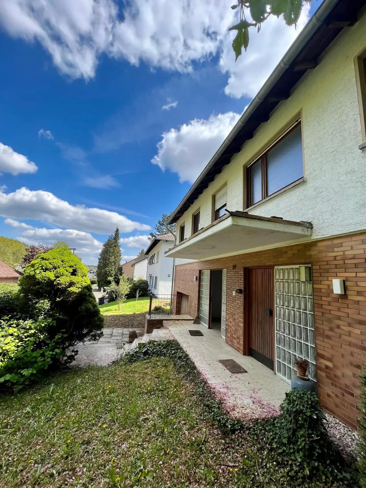 Familienhaus mit Einliegerwohnung in Wachtberg-Pech