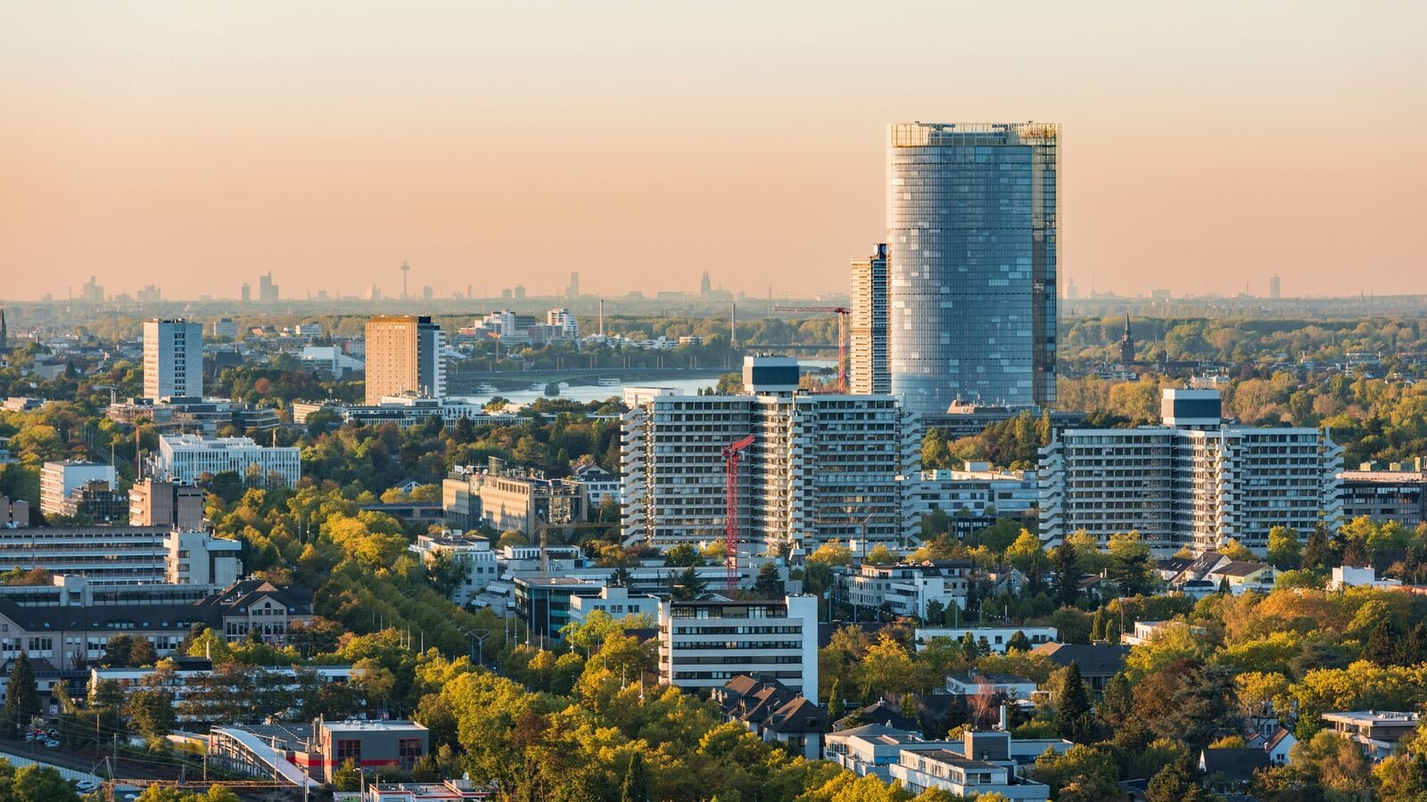 Bonner Skyline mit Posttower am Rhein
